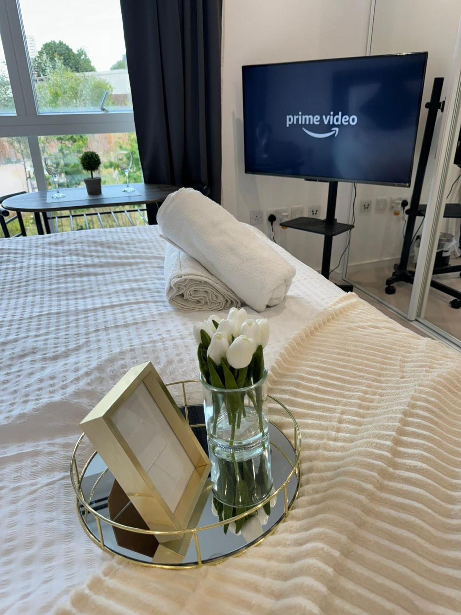 Kayz Lodge- Luxury Ensuite-Private & Shared Accommodation In A New House At The Olympic Village Overlooking Stratford Westfield And Tube Station Londen Buitenkant foto