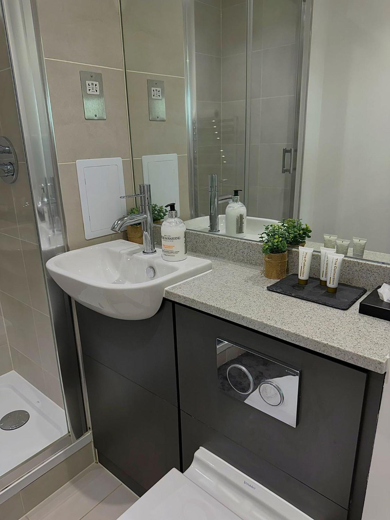 Kayz Lodge- Luxury Ensuite-Private & Shared Accommodation In A New House At The Olympic Village Overlooking Stratford Westfield And Tube Station Londen Buitenkant foto