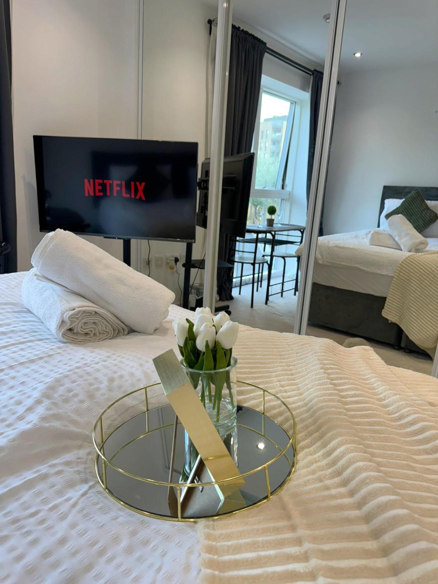 Kayz Lodge- Luxury Ensuite-Private & Shared Accommodation In A New House At The Olympic Village Overlooking Stratford Westfield And Tube Station Londen Buitenkant foto