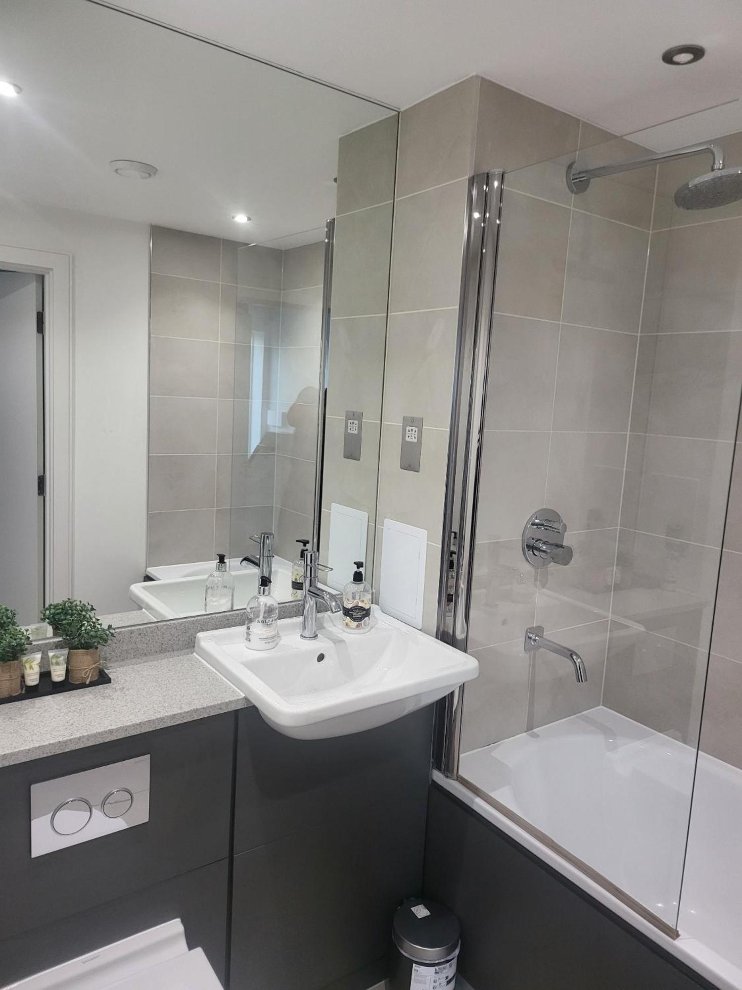 Kayz Lodge- Luxury Ensuite-Private & Shared Accommodation In A New House At The Olympic Village Overlooking Stratford Westfield And Tube Station Londen Kamer foto