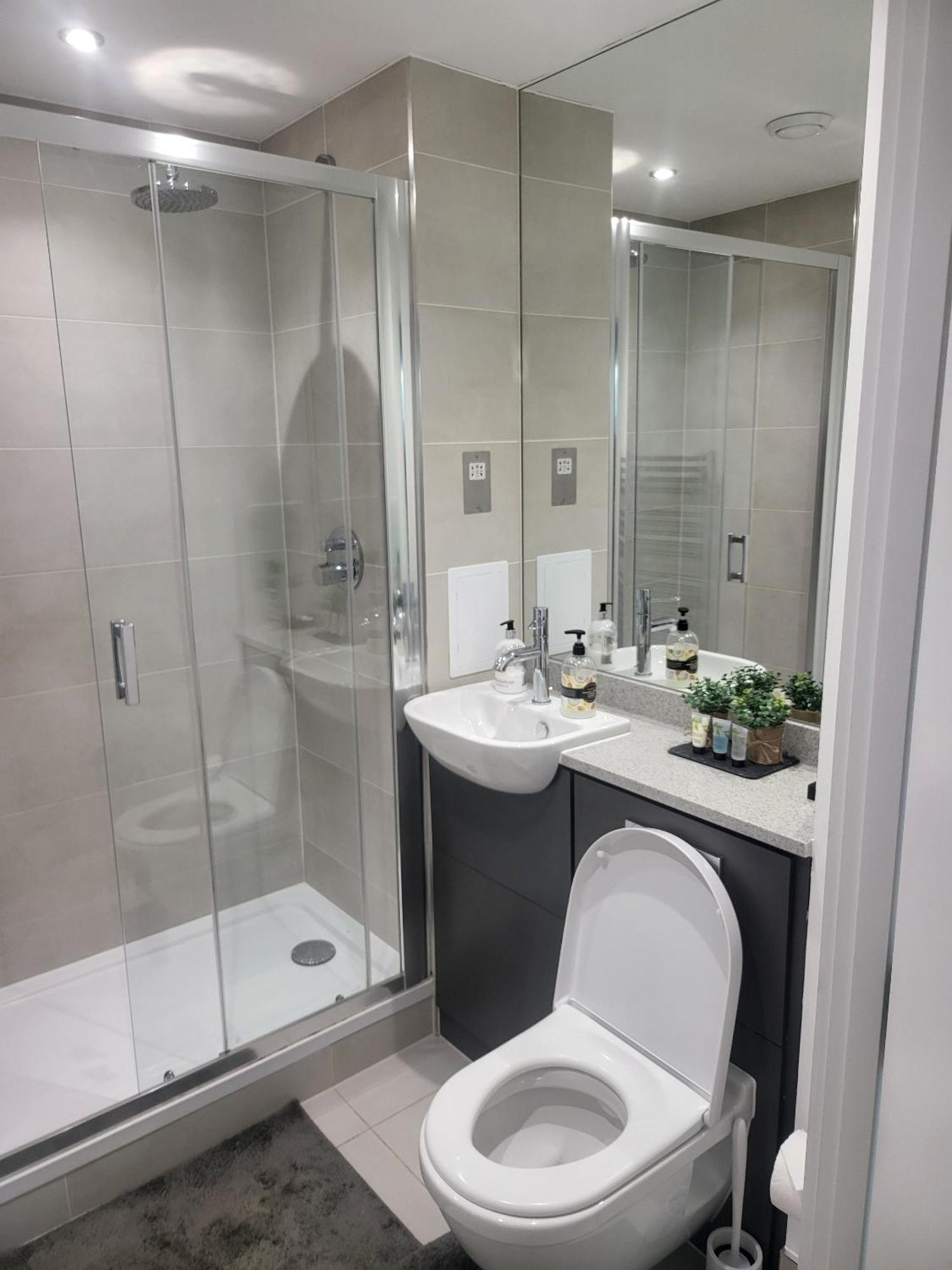 Kayz Lodge- Luxury Ensuite-Private & Shared Accommodation In A New House At The Olympic Village Overlooking Stratford Westfield And Tube Station Londen Kamer foto