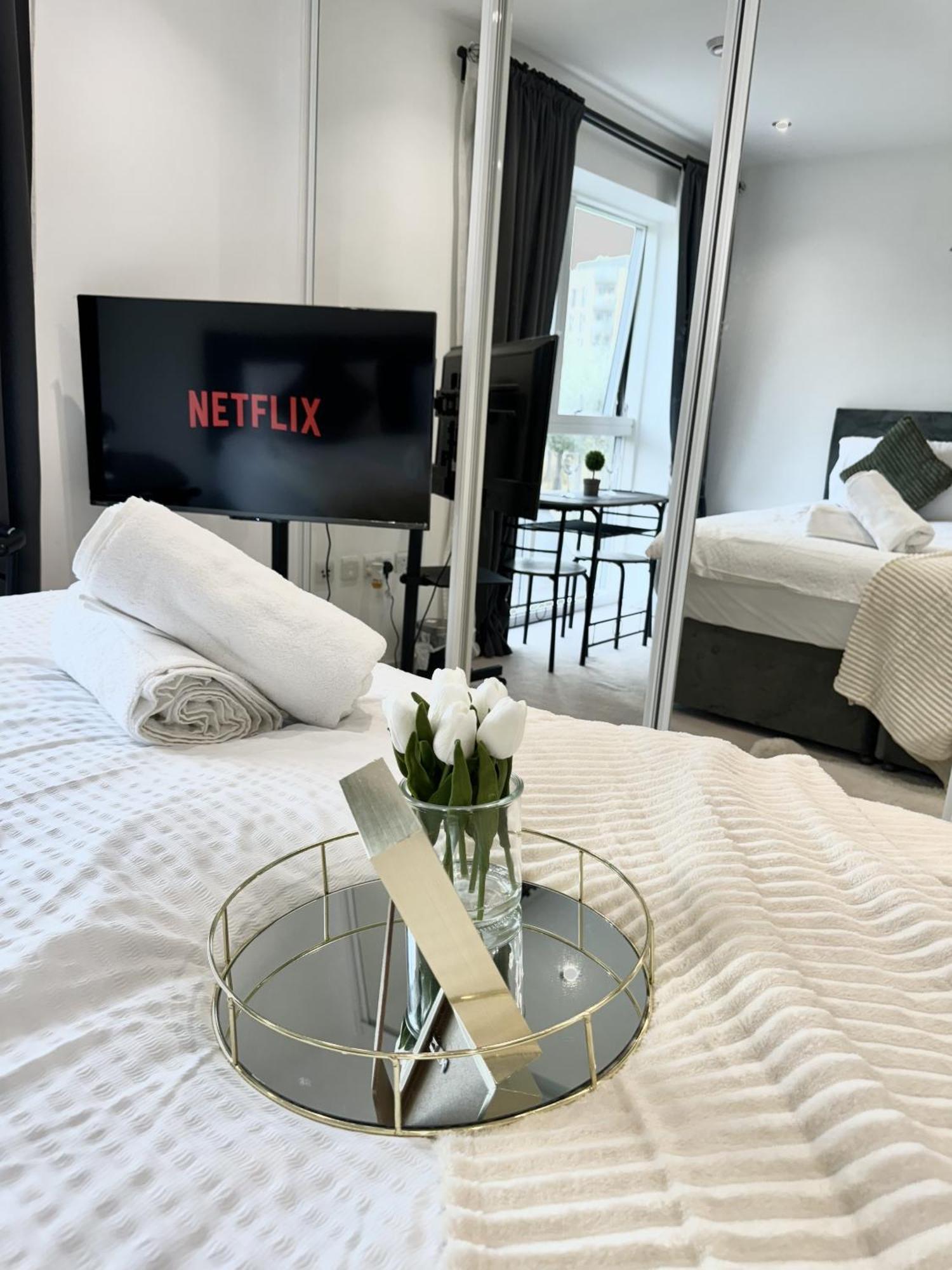 Kayz Lodge- Luxury Ensuite-Private & Shared Accommodation In A New House At The Olympic Village Overlooking Stratford Westfield And Tube Station Londen Kamer foto