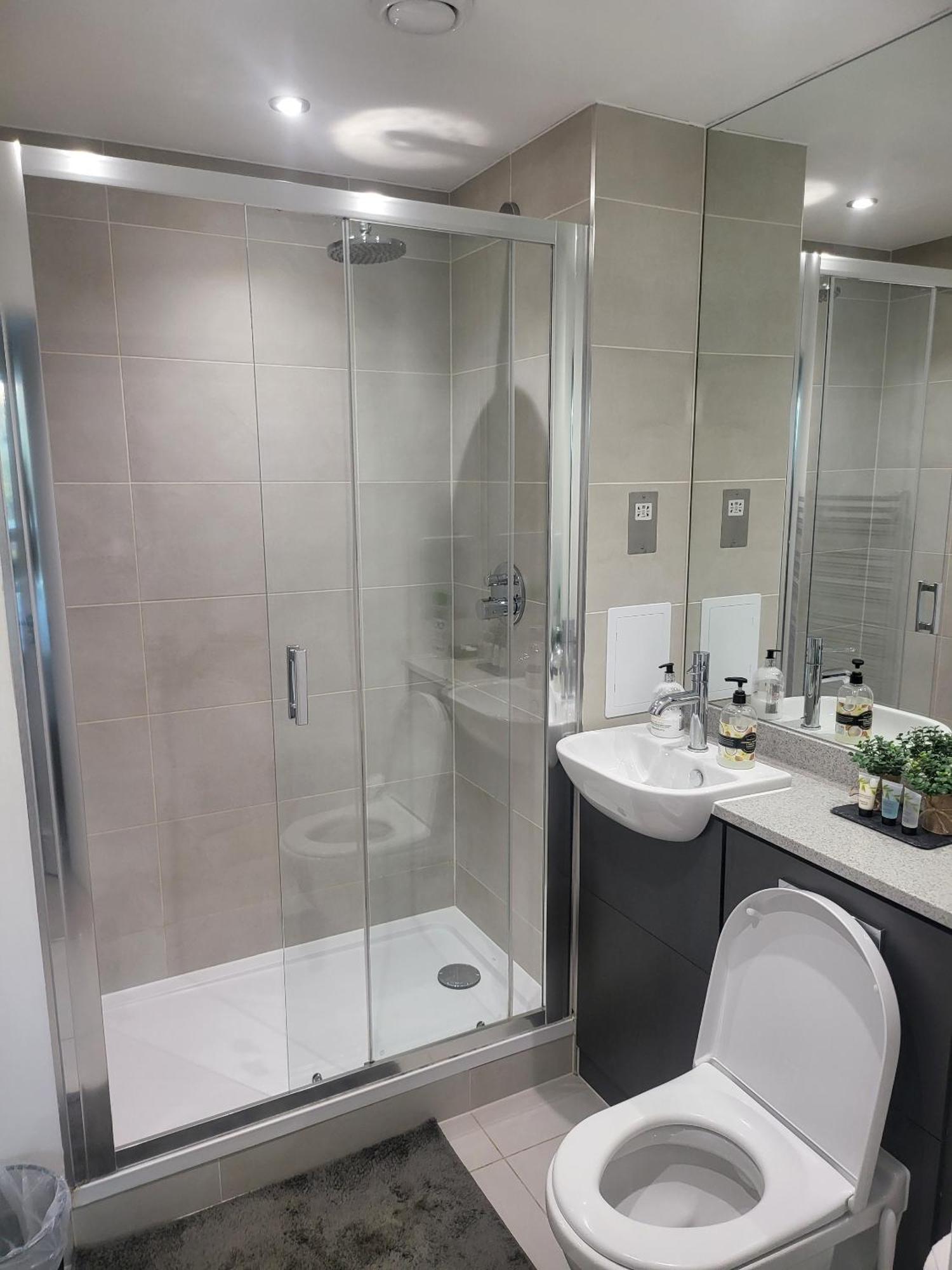 Kayz Lodge- Luxury Ensuite-Private & Shared Accommodation In A New House At The Olympic Village Overlooking Stratford Westfield And Tube Station Londen Kamer foto