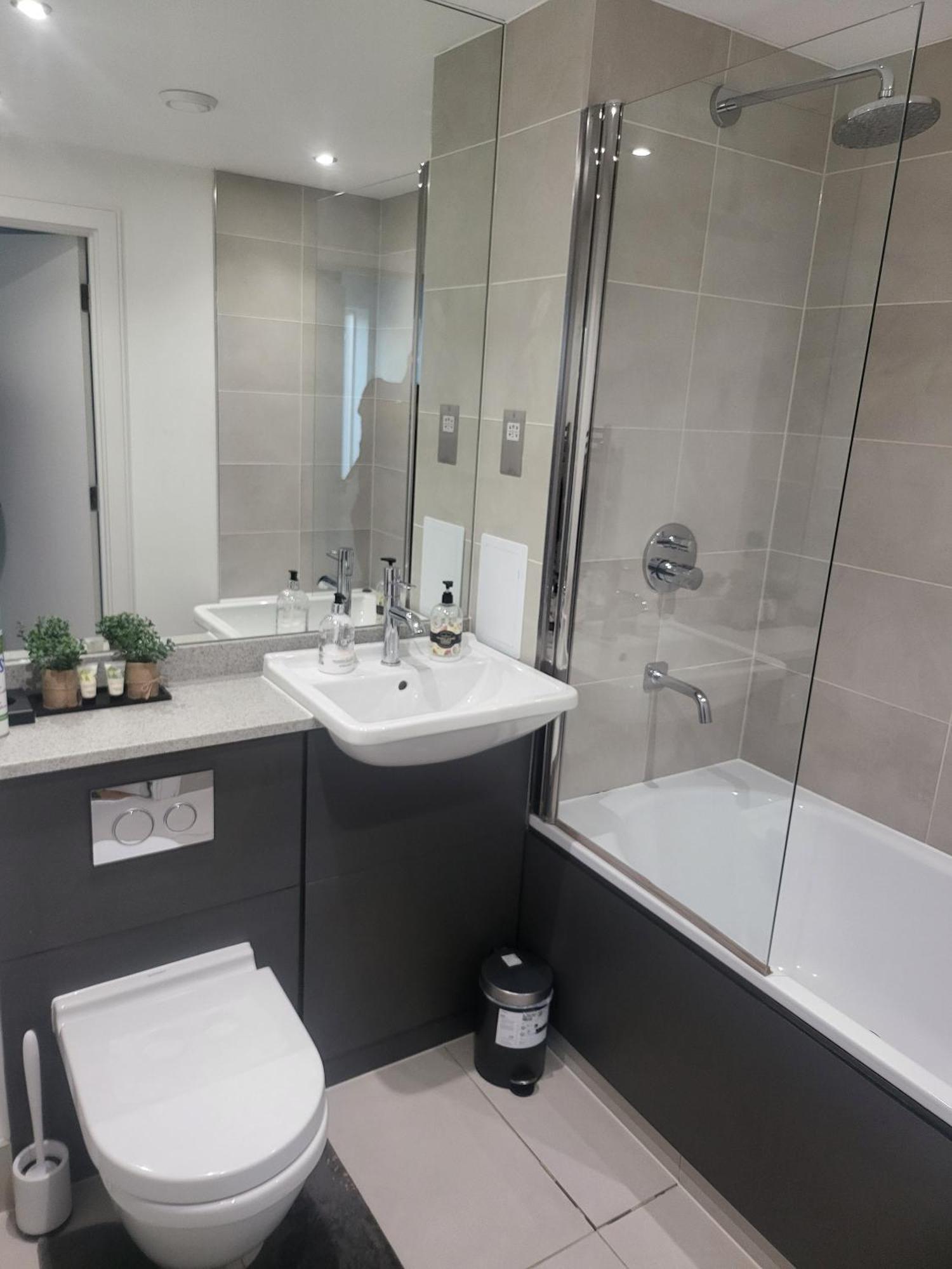 Kayz Lodge- Luxury Ensuite-Private & Shared Accommodation In A New House At The Olympic Village Overlooking Stratford Westfield And Tube Station Londen Kamer foto