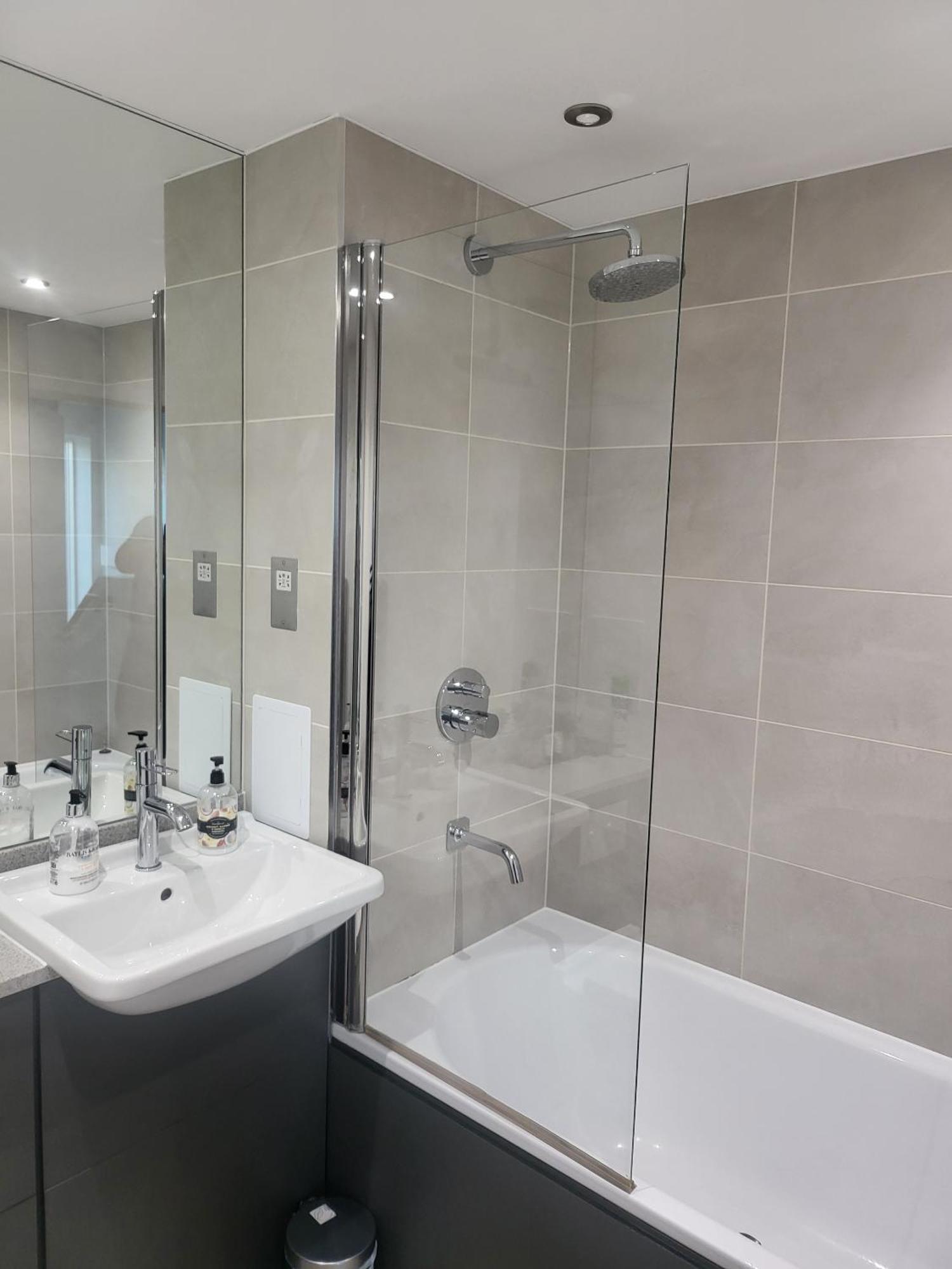 Kayz Lodge- Luxury Ensuite-Private & Shared Accommodation In A New House At The Olympic Village Overlooking Stratford Westfield And Tube Station Londen Kamer foto